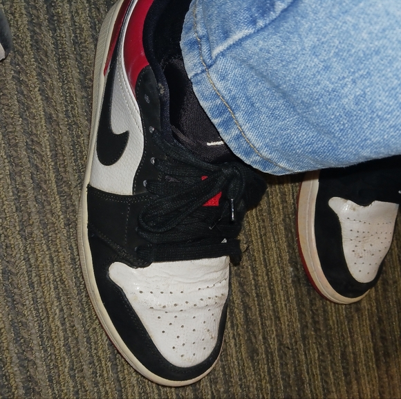 Men Nike Air Jordan 1 low black toe sneakers - Picture 4 of 16